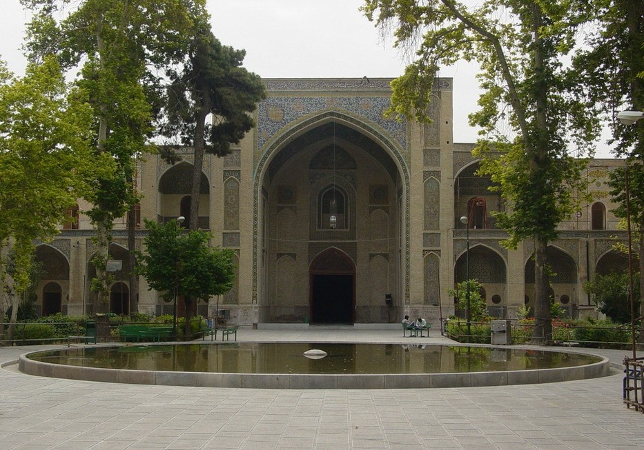 Escuela Superior de Shahid Motahari, una escuela moderna en el corazón de una construcción tradicional