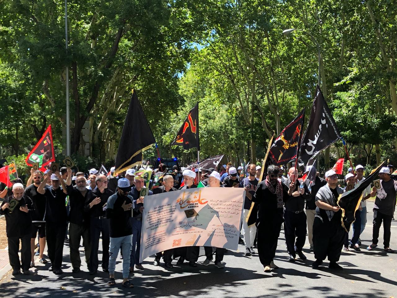 Chiíes en España participan en la ceremonia de duelo por el martirio del Imam Husein (P)