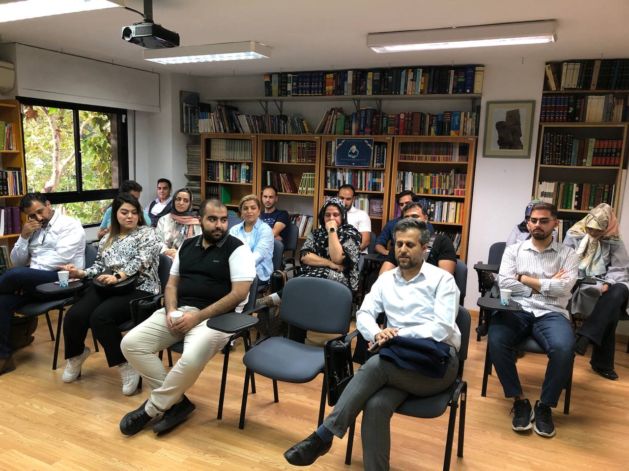 Encuentro del embajador de la R.I. de Irán en España con estudiantes universitarios iraníes