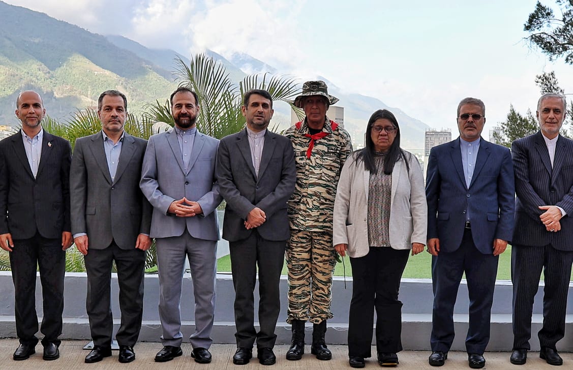 Celebrando 75 años de comunicación entre Irán y Venezuela en la tumba de Chávez