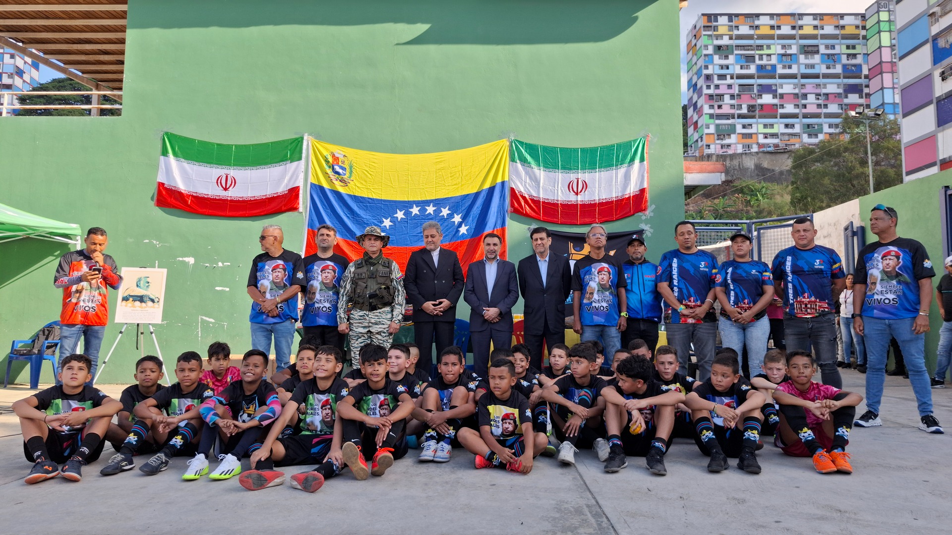 Realización de un partido de fútbol sala a cuatro entre adolescentes caraqueños en memoria de Haj Qassem Soleimani con la presencia del embajador y asesor cultural de la República Islámica de Irán en Caracas.