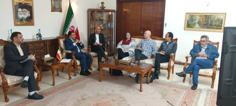 Reunión de poetas iraníes y venezolanos sobre el tema del papel de la literatura en la diplomacia cultural