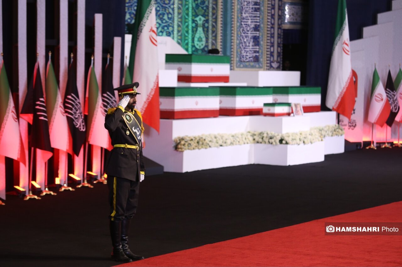 Multitudinaria despedida del Líder mártir Seyed Ali Khamenei